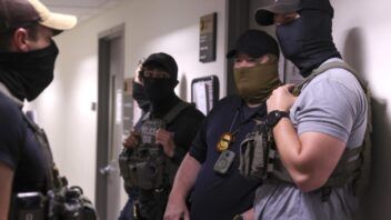 DHS niega suspensión de arrestos de ICE a inmigrantes sin antecedentes