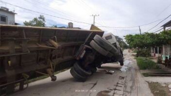 Rastra con contenedor se vuelca en Florida, Camagüey, y derriba un poste eléctrico