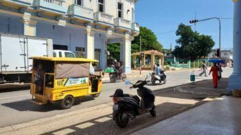 Sin gasolina y con apagones: Cuba prepara 300 triciclos eléctricos