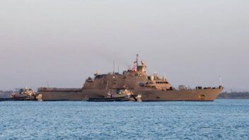 Dos buques de combate llegan a la Base Naval de Guantánamo