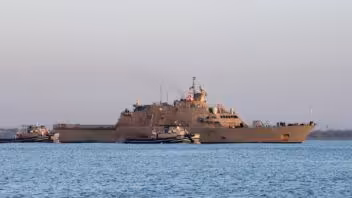 Dos buques de combate llegan a la Base Naval de Guantánamo