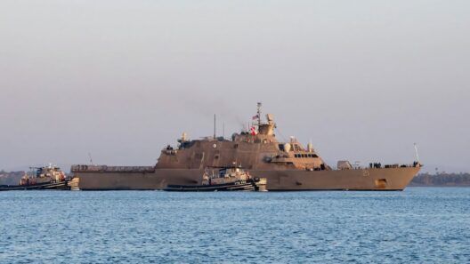 Dos buques de combate llegan a la Base Naval de Guantánamo