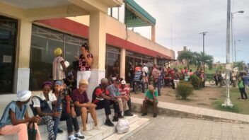 Oficialismo reconoce fracaso de bancarización: 31.000 jubilados siguen en colas en Guantánamo