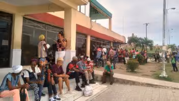 Oficialismo reconoce fracaso de bancarización: 31.000 jubilados siguen en colas en Guantánamo