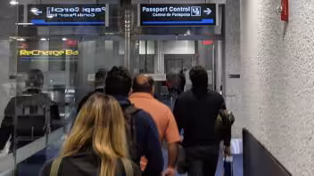 ICE aumenta arrestos en aeropuertos de Estados Unidos: qué está pasando y quiénes están más expuestos