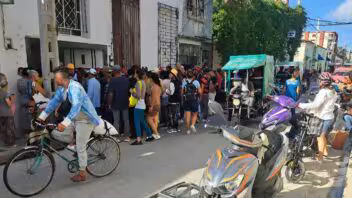 Cola en Holguín para comprar refresco en polvo supera las 50 personas