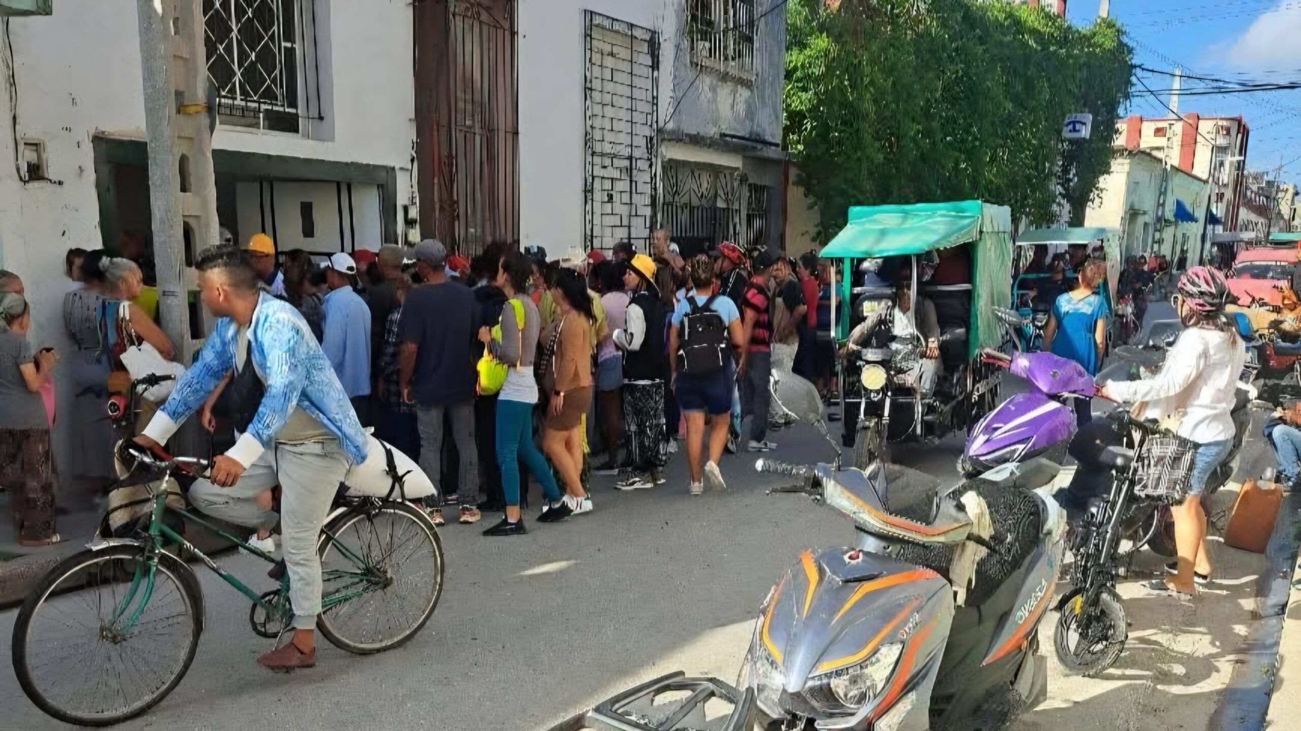 Cola en Holguín para comprar refresco en polvo supera las 50 personas