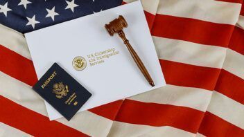 Demanda de cubanos con I-220A: próximos pasos del caso en Miami
