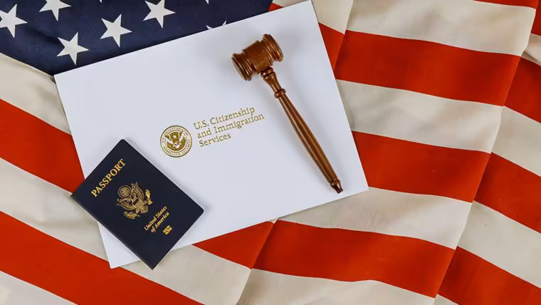 Demanda de cubanos con I-220A: próximos pasos del caso en Miami