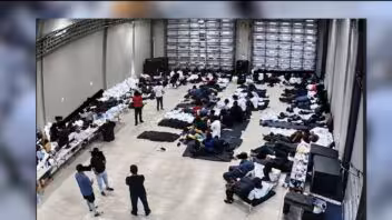 Imágenes cuestionan condiciones en la instalación de ICE en Miramar