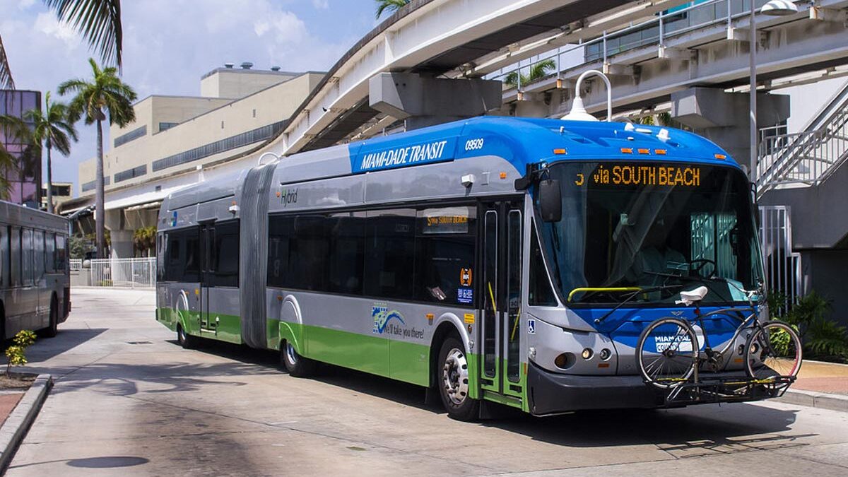 Miami-Dade estudia subir la tarifa de los autobuses y eliminar rutas