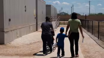 Detención migratoria en Estados Unidos: familias y niños bajo custodia en Texas