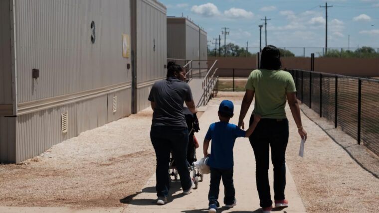 Detención migratoria en Estados Unidos: familias y niños bajo custodia en Texas