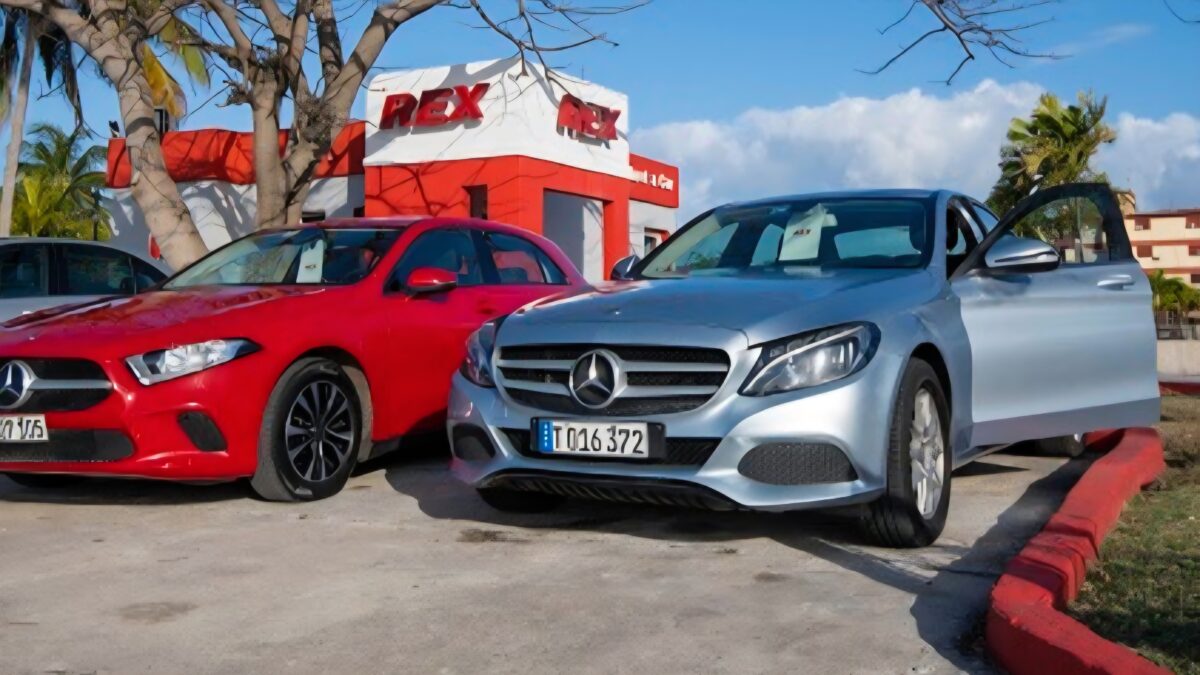 ¿Cuánto cuestan y cómo puedes comprar los carros liberados del turismo en Cuba?