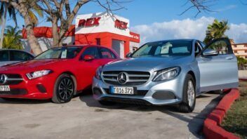 ¿Cuánto cuestan y cómo puedes comprar los carros liberados del turismo en Cuba?