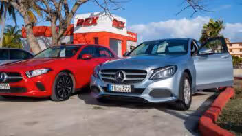 ¿Cuánto cuestan y cómo puedes comprar los carros liberados del turismo en Cuba?