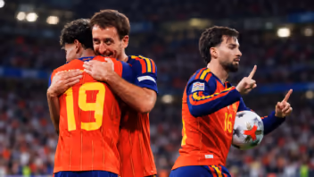 España estrena sus dos estrellas con una remontada ante Inglaterra