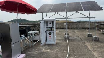 Llegan a Cuba 200 contenedores con sistemas solares donados por China
