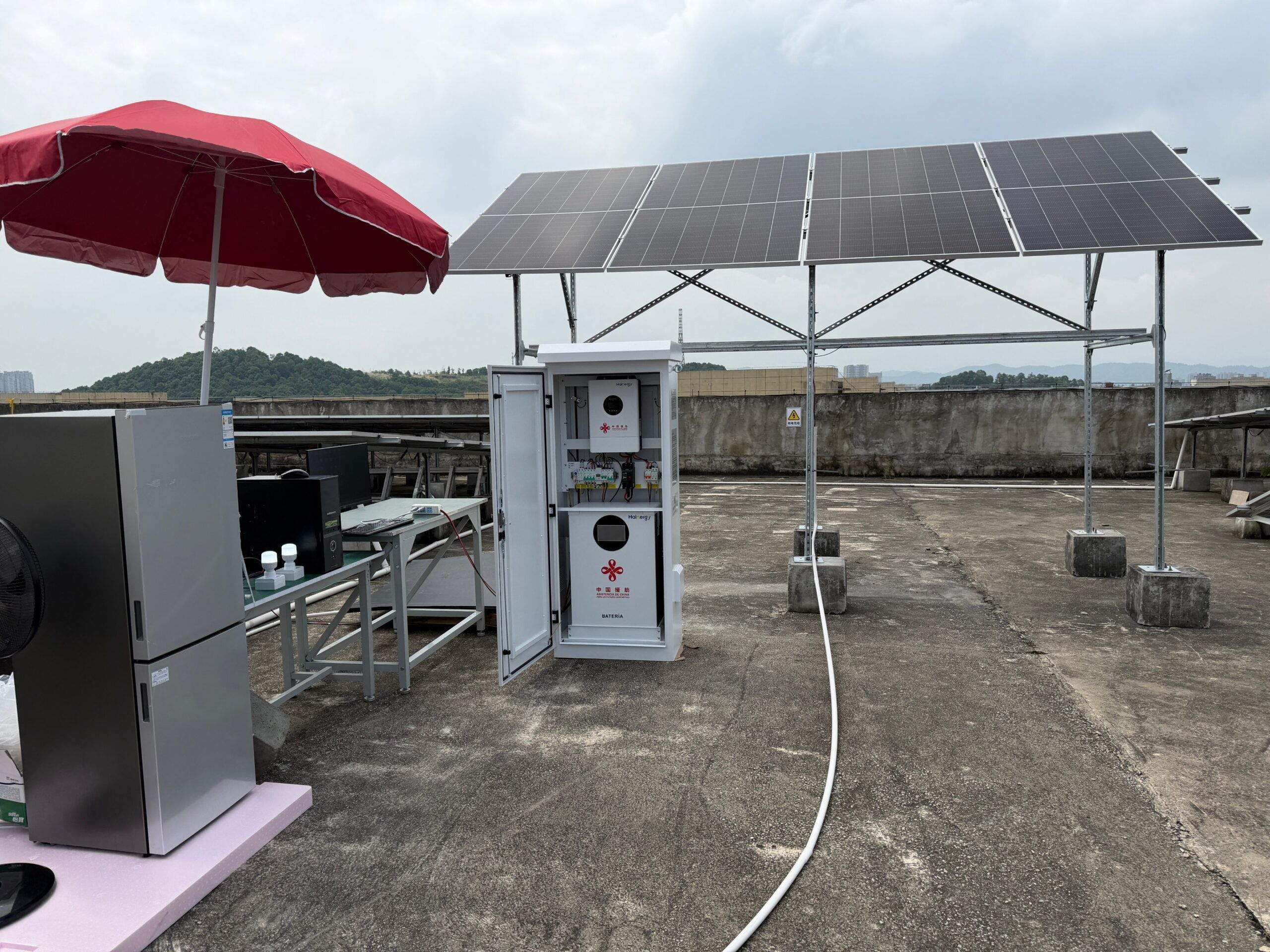 Llegan a Cuba 200 contenedores con sistemas solares donados por China