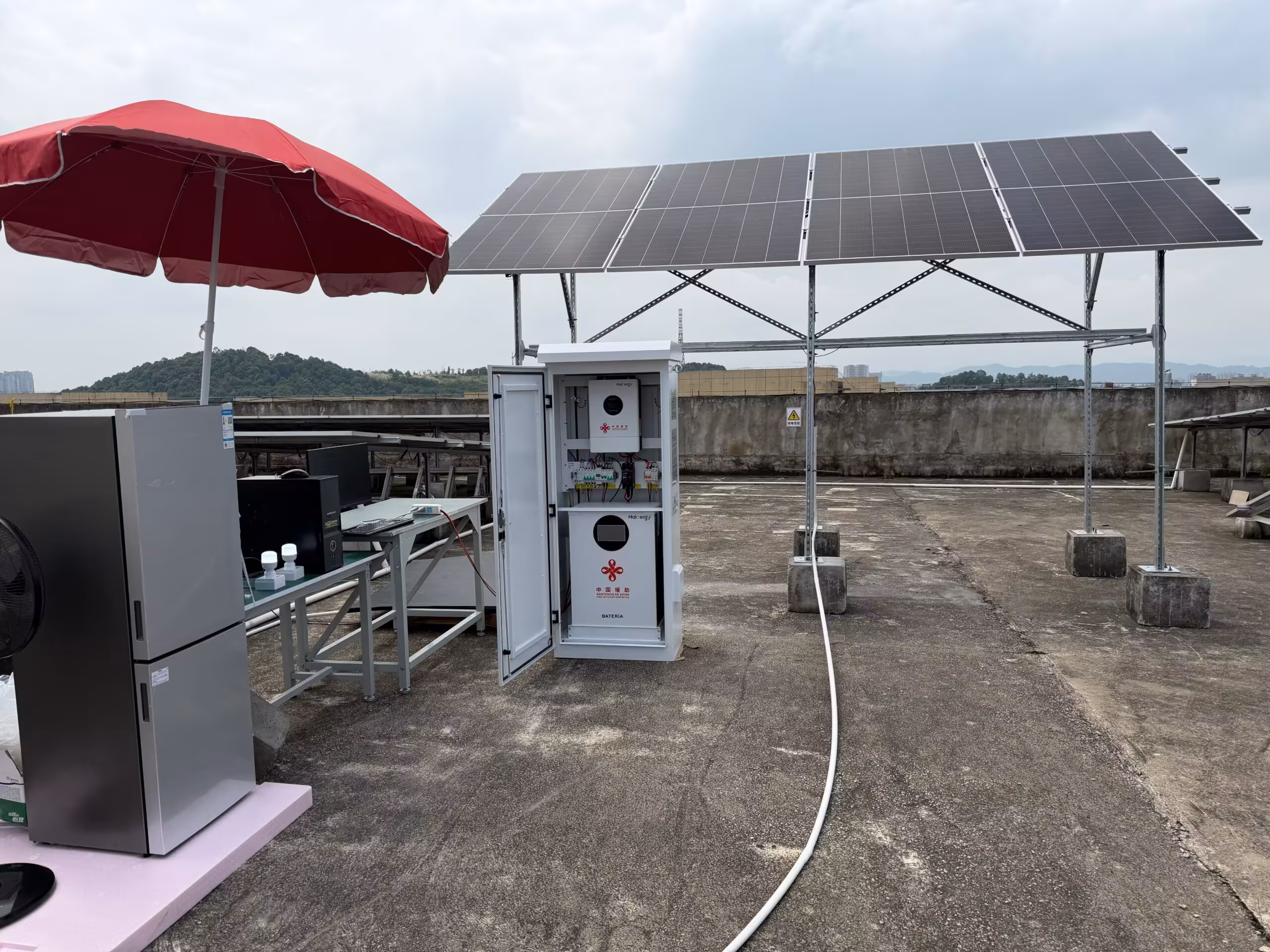 Llegan a Cuba 200 contenedores con sistemas solares donados por China