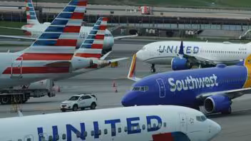Aerolíneas de Estados Unidos reajustan sus vuelos por situación con el combustible