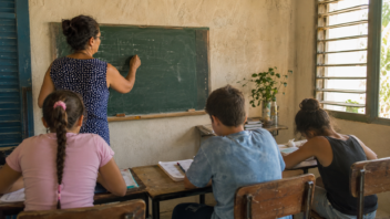 Maestros activos en Cuba podrán dar repasos particulares: estas son las nuevas reglas