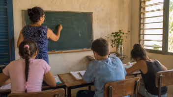 Maestros activos en Cuba podrán dar repasos particulares: estas son las nuevas reglas