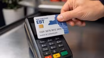 Nueva York prevé entregar tarjetas EBT con chip desde 2027