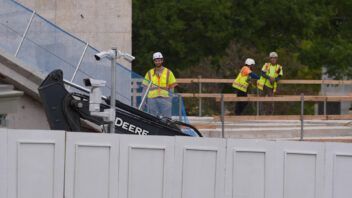 Obreros hablan español en las obras del salón de baile de la Casa Blanca