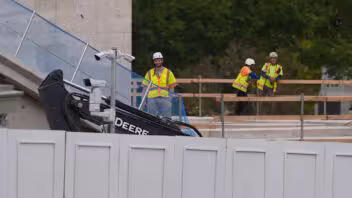 Obreros hablan español en las obras del salón de baile de la Casa Blanca