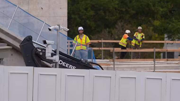Obreros hablan español en las obras del salón de baile de la Casa Blanca