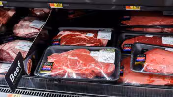 Se encarece más la carne en Estados Unidos debido a redadas migratorias del ICE