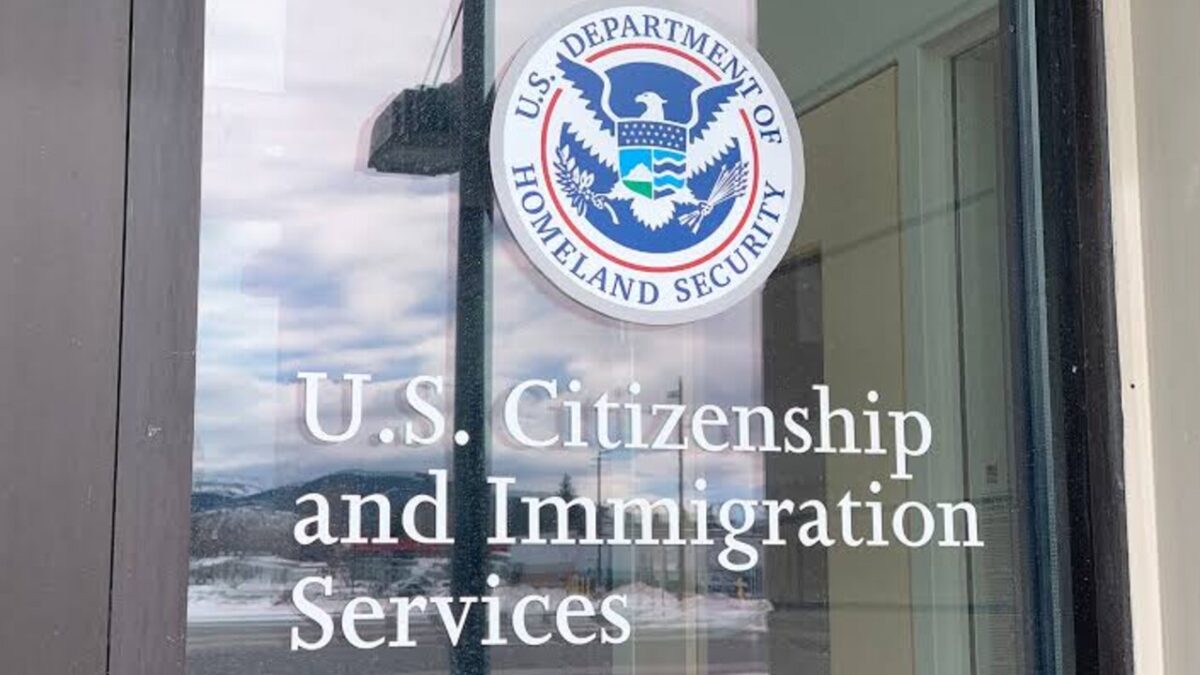 Cierran demanda de 143 cubanos contra USCIS por demoras en la residencia