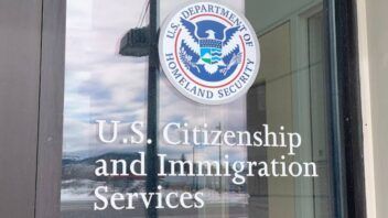 Cierran demanda de 143 cubanos contra USCIS por demoras en la residencia
