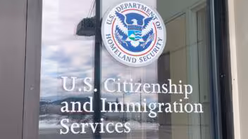 Cierran demanda de 143 cubanos contra USCIS por demoras en la residencia
