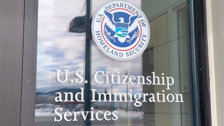 Cierran demanda de 143 cubanos contra USCIS por demoras en la residencia