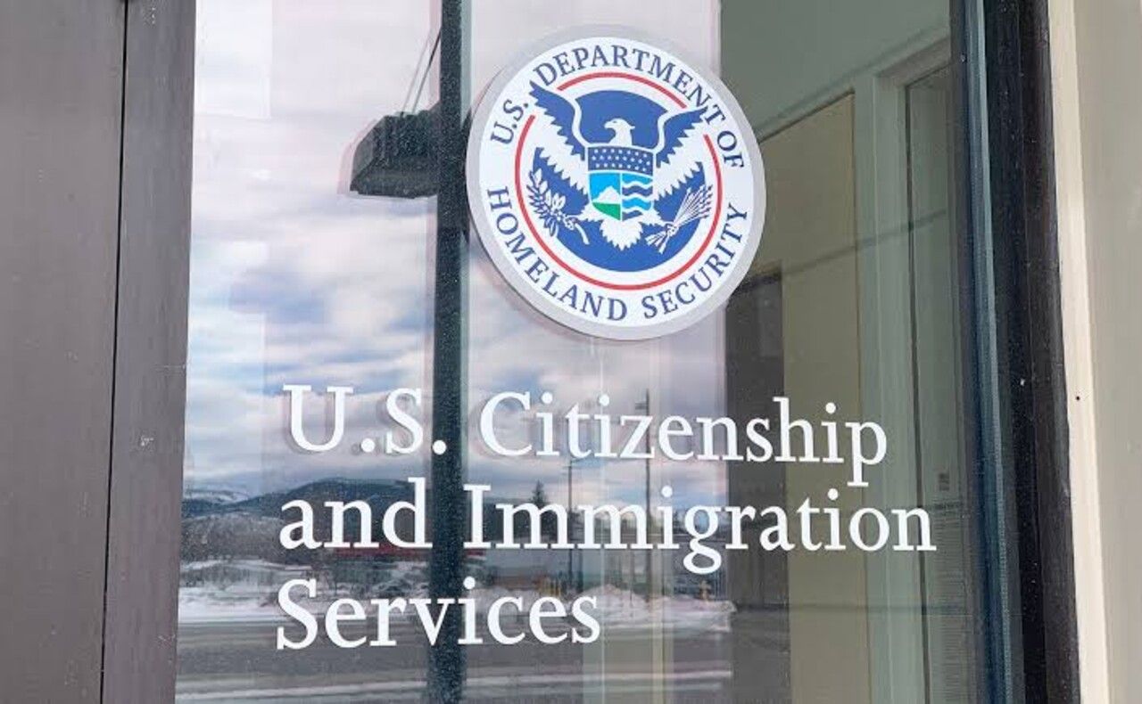 Cierran demanda de 143 cubanos contra USCIS por demoras en la residencia