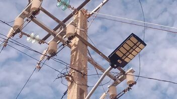 Antilla instala 35 lámparas solares y prepara otras 27 para el alumbrado público
