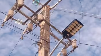 Antilla instala 35 lámparas solares y prepara otras 27 para el alumbrado público