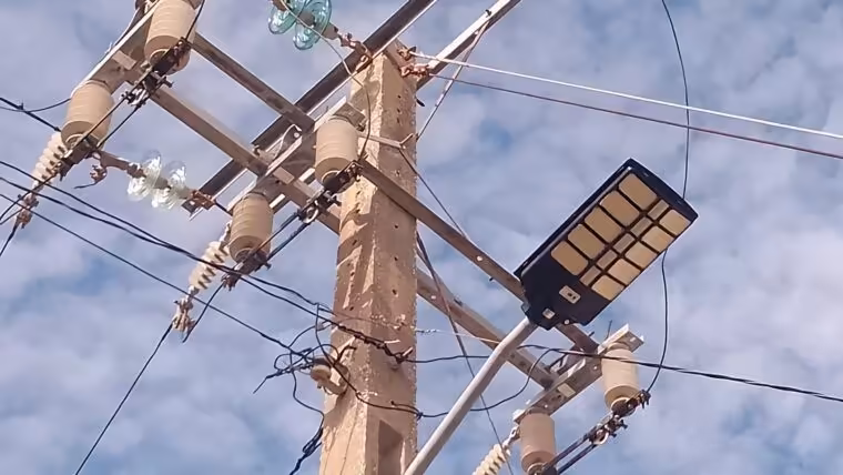 Antilla instala 35 lámparas solares y prepara otras 27 para el alumbrado público