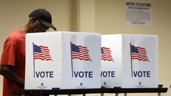 California: Trump pide apartar papeletas de 20.000 electores mientras revisan su ciudadanía