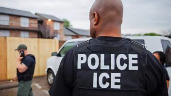 Operativos de ICE: ¿cuándo pueden entrar a una casa, detenerte o usar la fuerza?