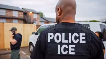 Operativos de ICE: ¿cuándo pueden entrar a una casa, detenerte o usar la fuerza?