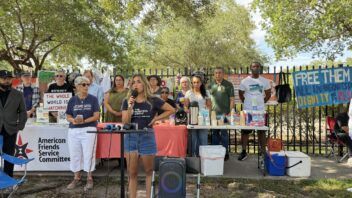 Demanda contra ICE cuestiona las detenciones en Miramar, donde citan a cubanos con I-220A