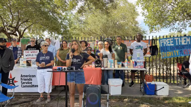 Demanda contra ICE cuestiona las detenciones en Miramar, donde citan a cubanos con I-220A