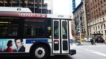 Metro y autobús en Nueva York: tarifas de 2026 y límite semanal con OMNY