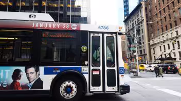 Metro y autobús en Nueva York: tarifas de 2026 y límite semanal con OMNY