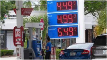 Gasolina en Estados Unidos: Trump culpa a Ucrania y a los demócratas, pero el crudo también pesa