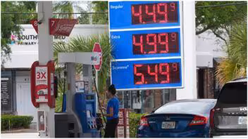 Gasolina en Estados Unidos: Trump culpa a Ucrania y a los demócratas, pero el crudo también pesa