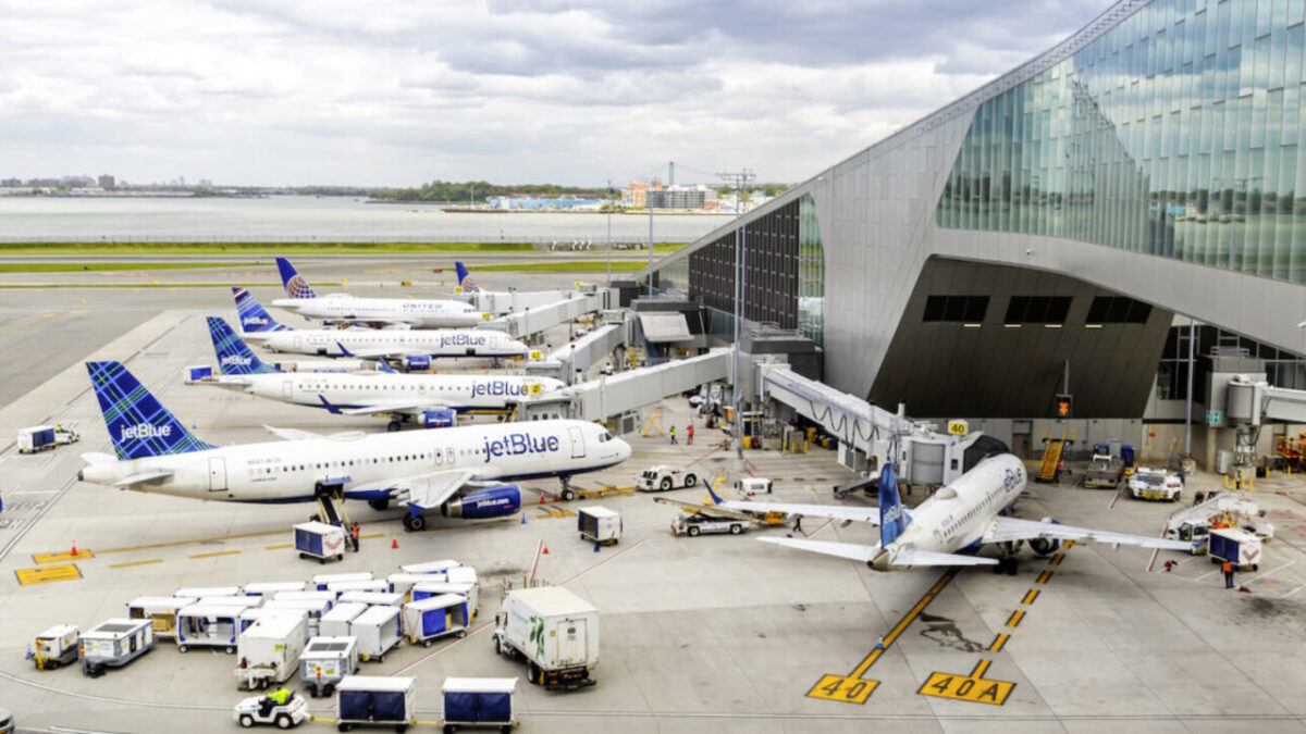 Boletos de avión para las fiestas: Acción de Gracias cuesta 39% más